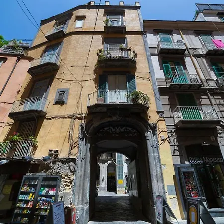 Portalba Palace: Spacious Three-bedroom With Views * Naples